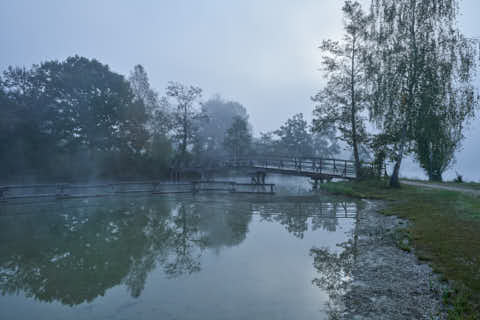 Gemeinde Marktl Landkreis Altötting Badesee Herbst Morgennebel (Dirschl Johann) Deutschland AÖ